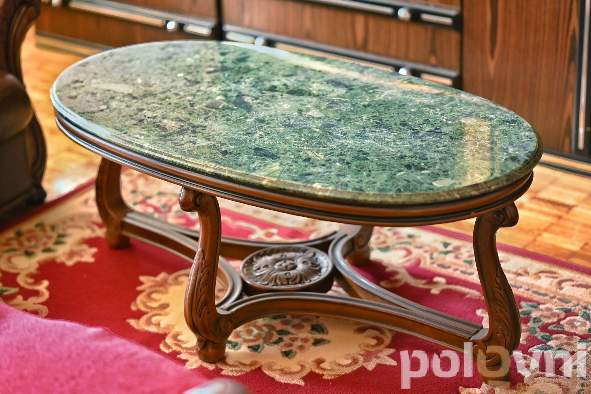 Sto puno drvo i mermer