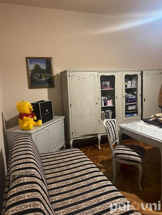 Vitrina, komoda i sto