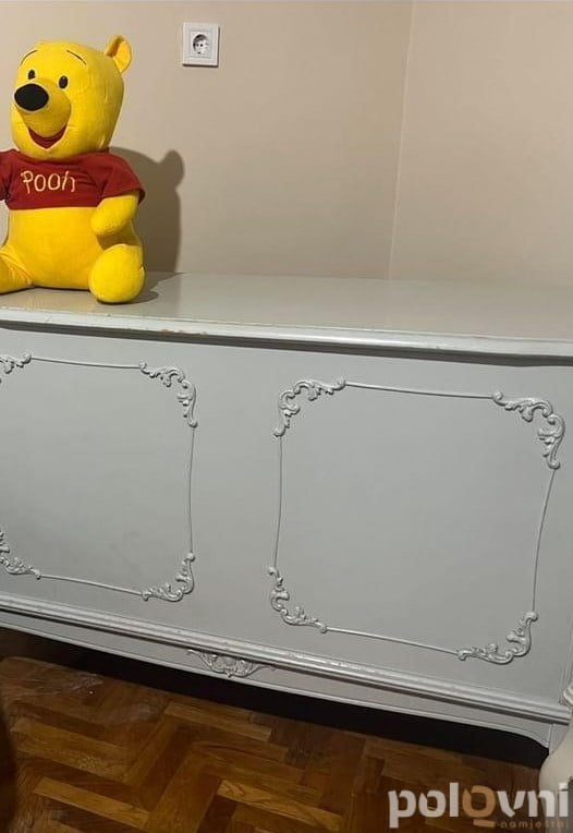 Vitrina, komoda i sto