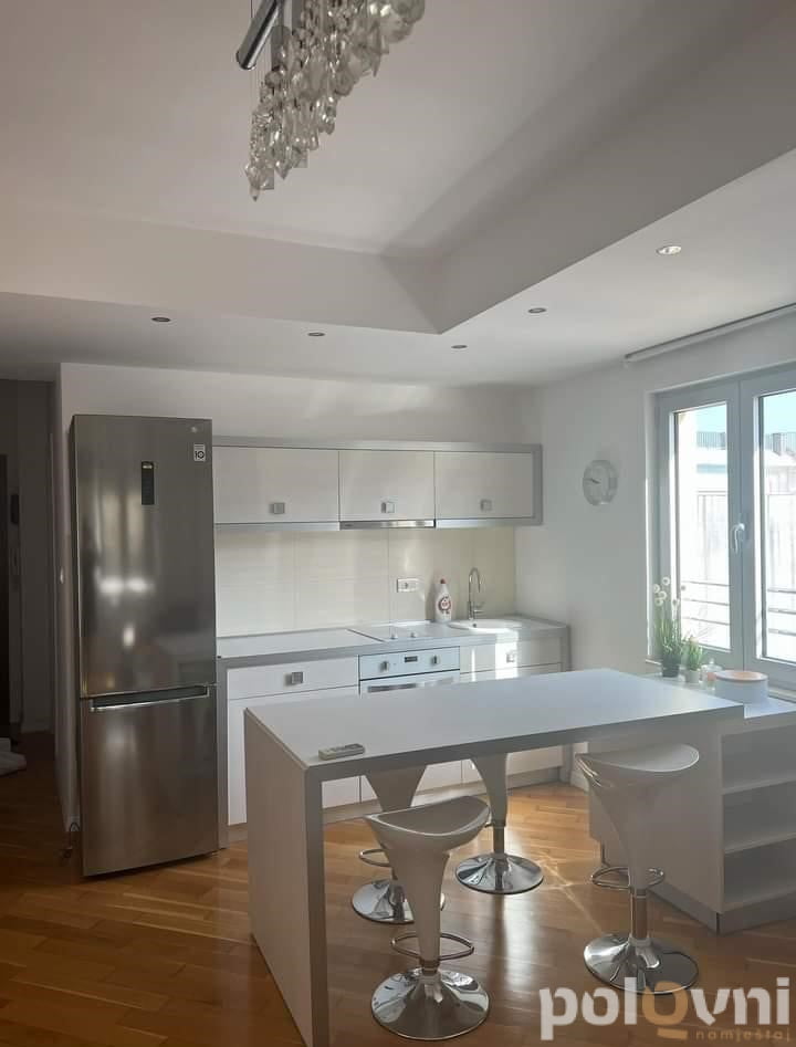 Sto i barske stolice