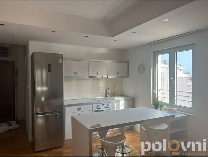 Sto i barske stolice