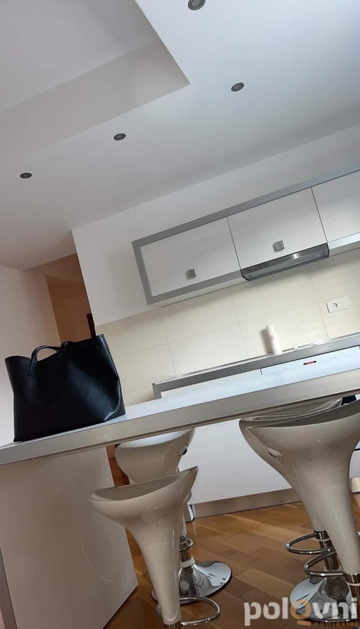 Sto i barske stolice