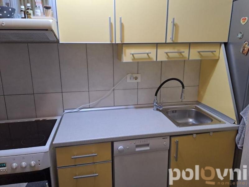 Kuhinja sa mašinom za sudje i šporetom