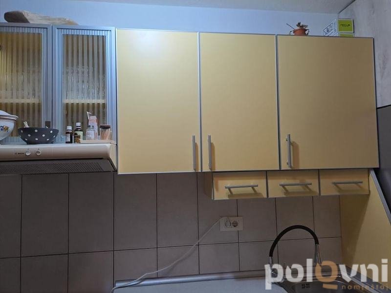 Kuhinja sa mašinom za sudje i šporetom