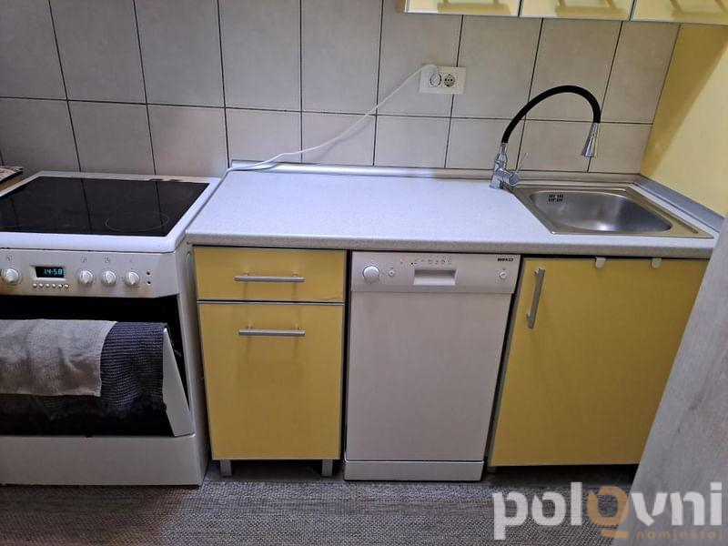 Kuhinja sa mašinom za sudje i šporetom