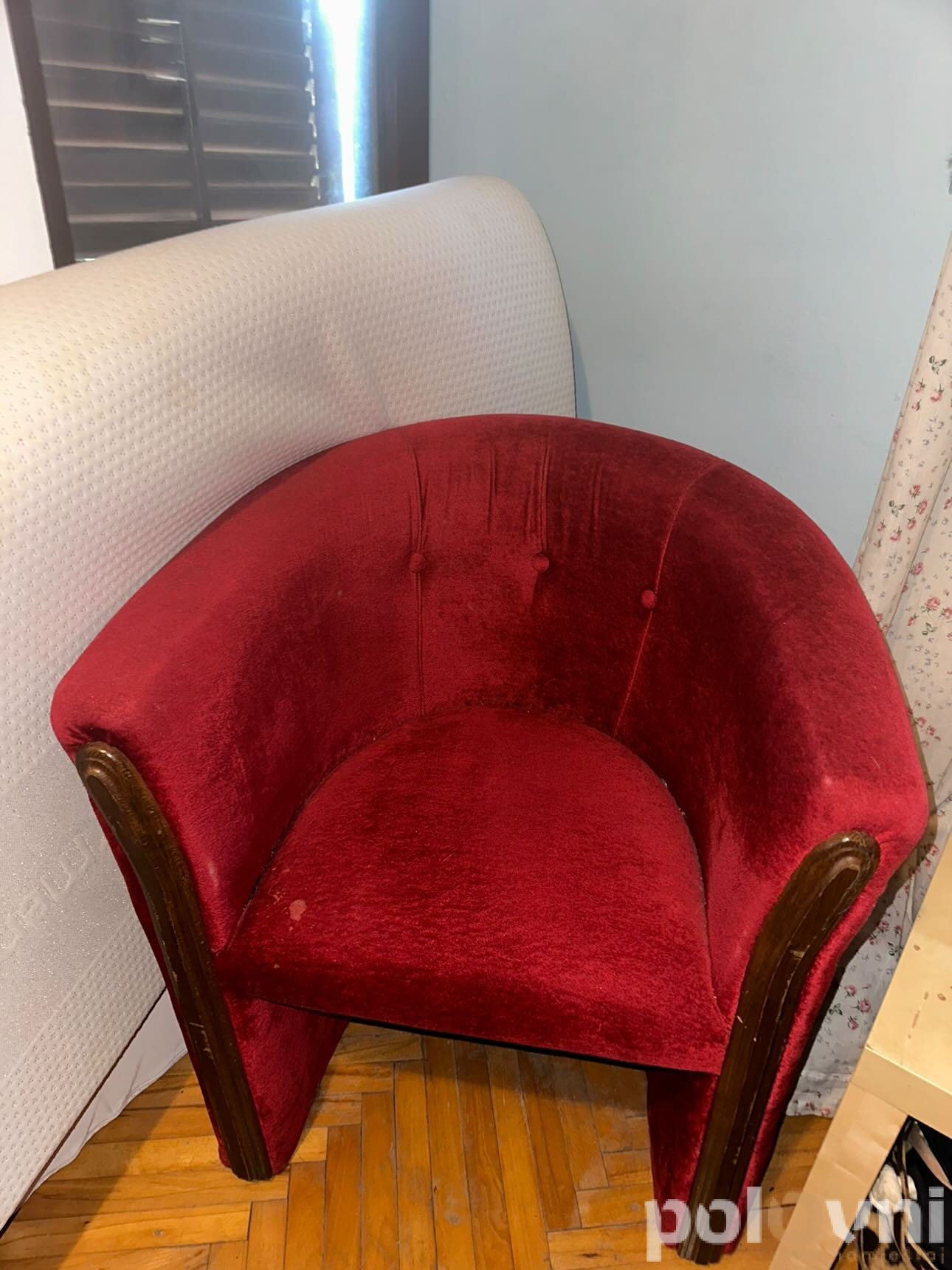 Fotelja, stolovi, police