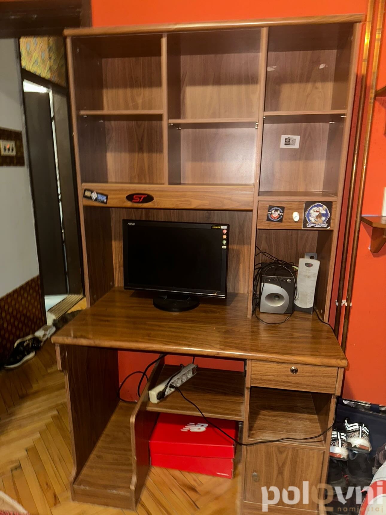 Fotelja, stolovi, police