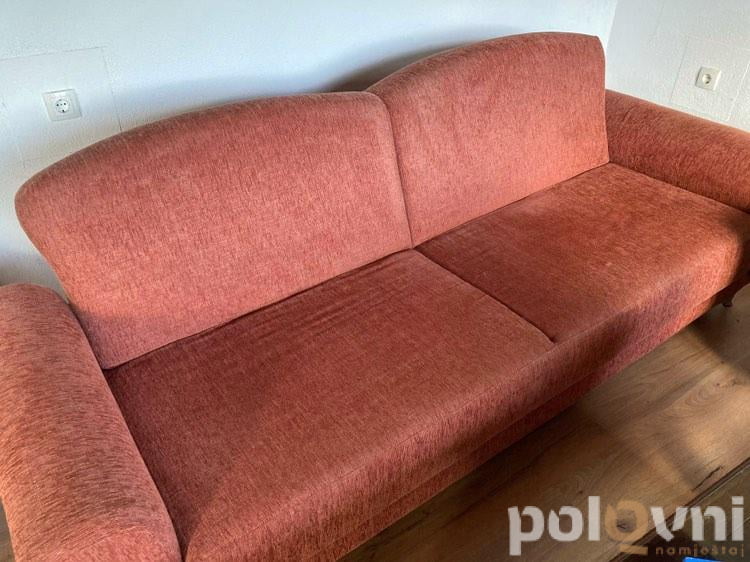 Dva dvosjeda i fotelja