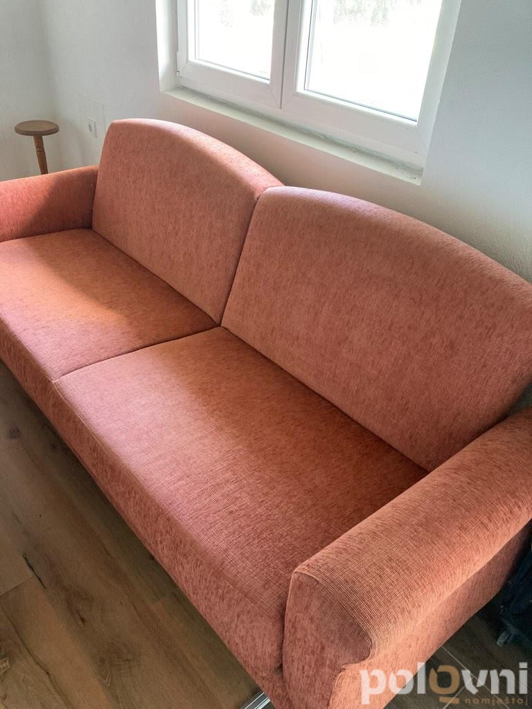 Dva dvosjeda i fotelja