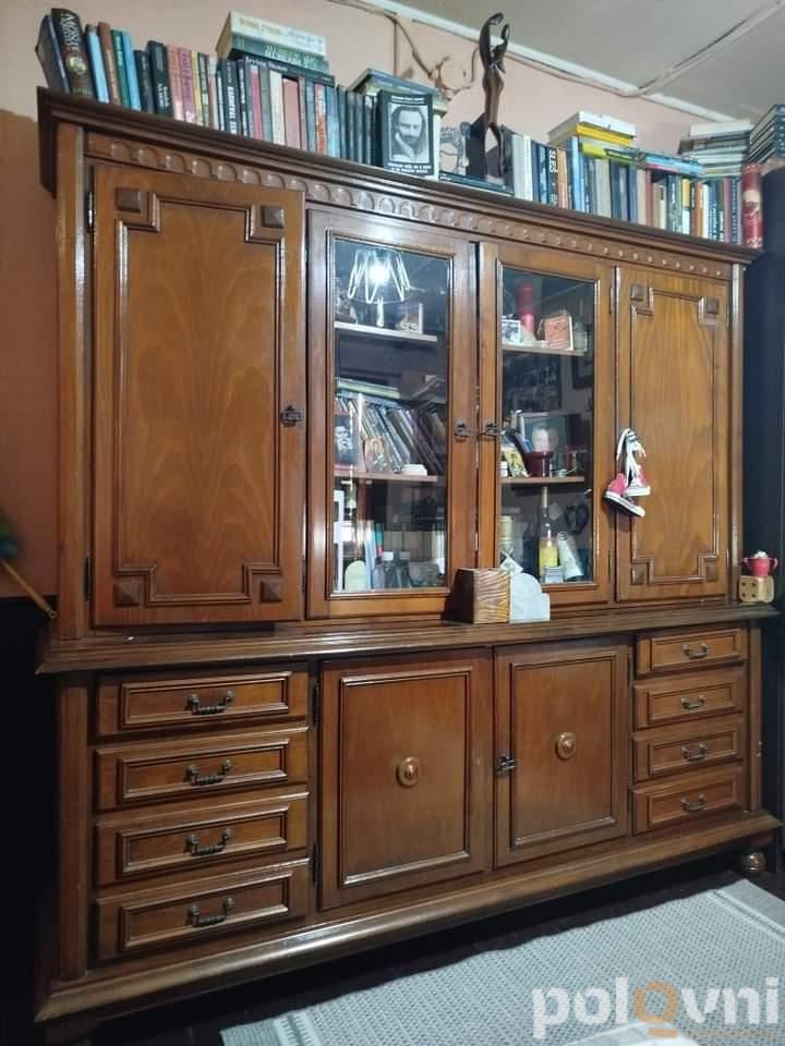 Komoda i vitrina