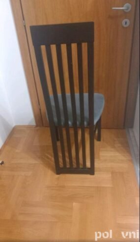 Sto i četiri stolice