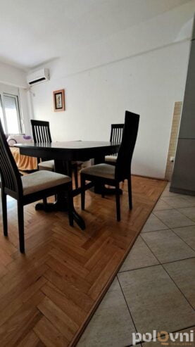 Trpezarijski sto i komoda