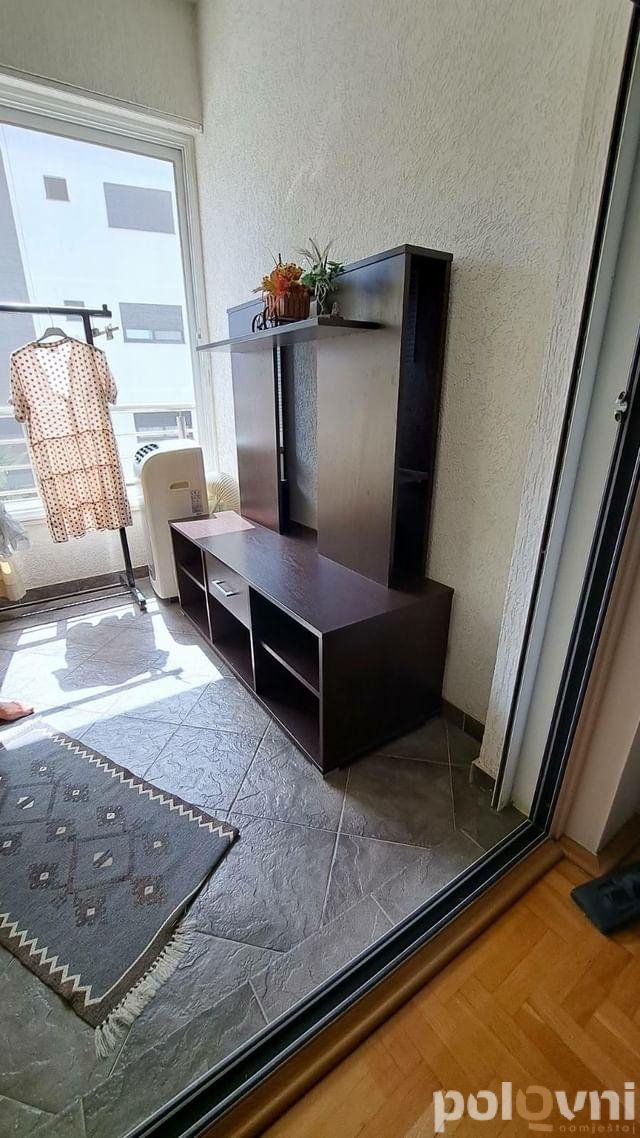 Trpezarijski sto i komoda