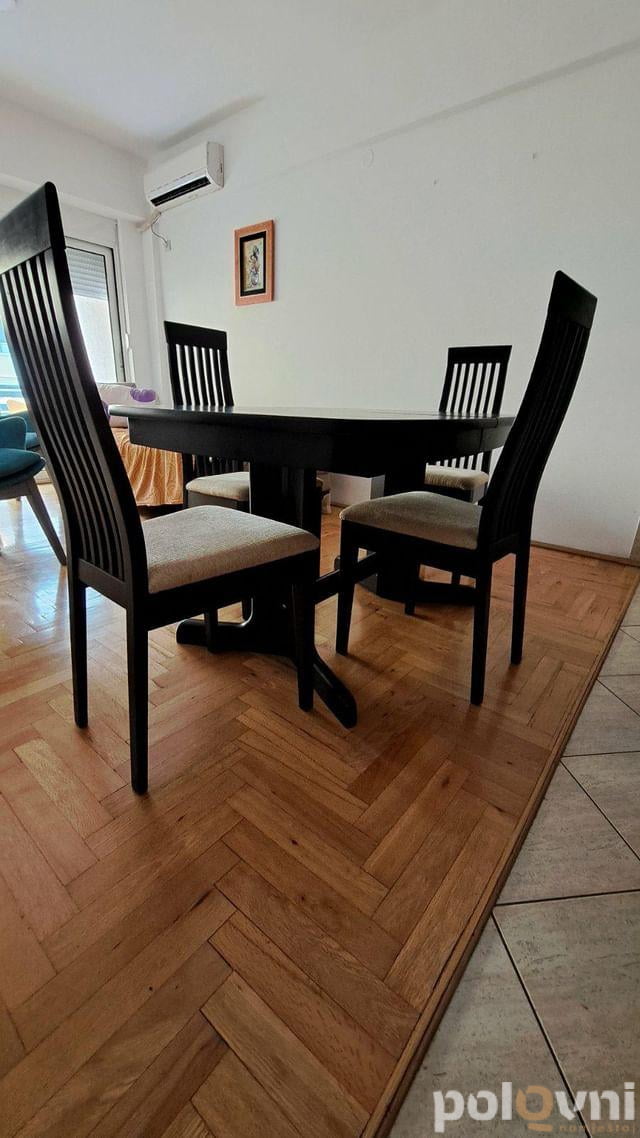 Trpezarijski sto i komoda