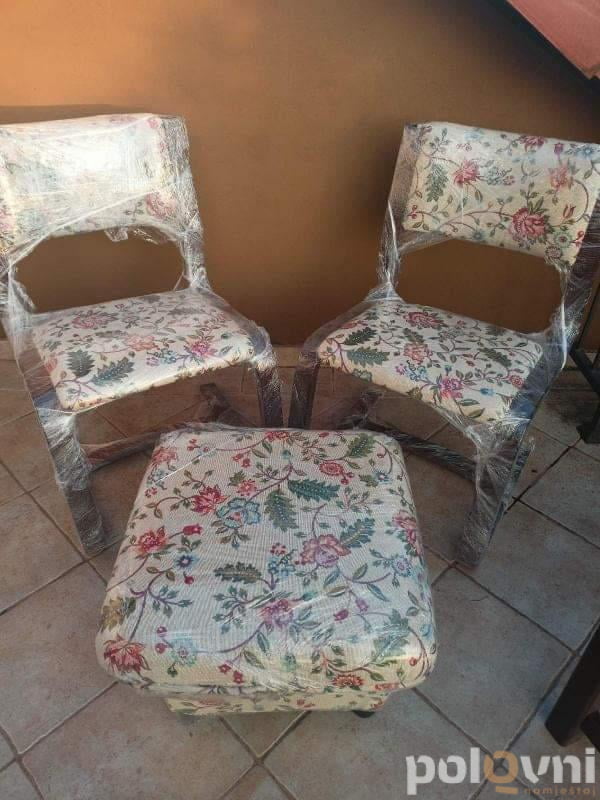Dvije stolice i tabure