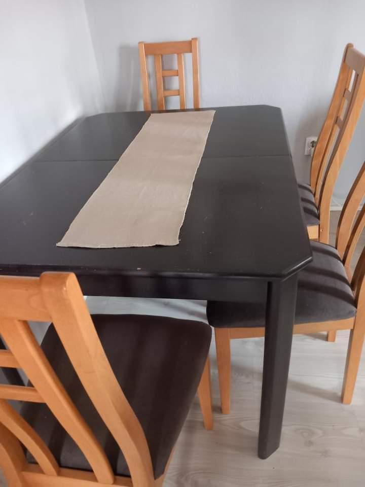 Trpezarijski sto i 4 stolice