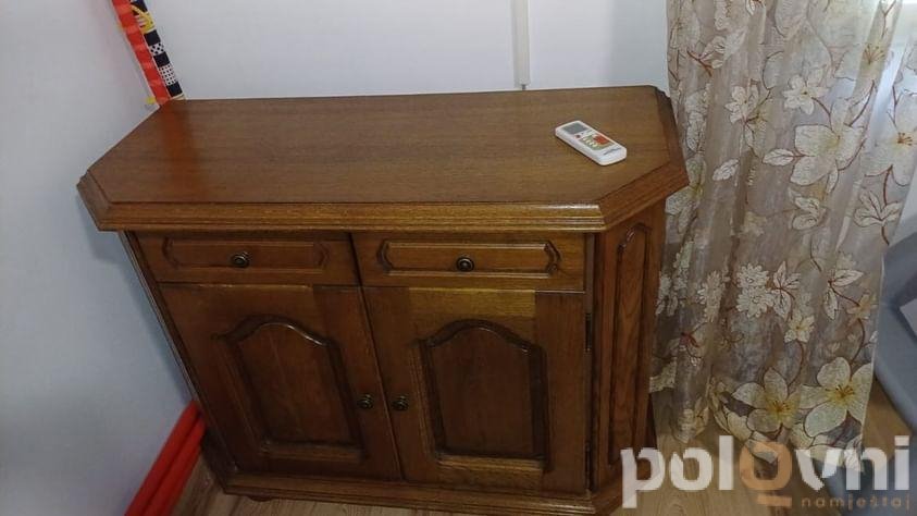 Više različitih komoda