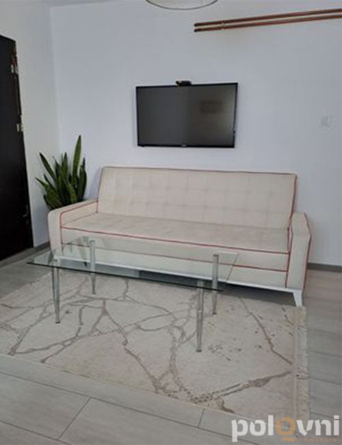 Krevet na rasklapanje i stakleni sto