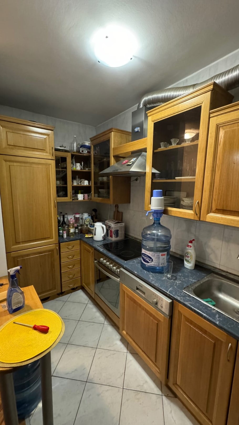 Kompletna kuhinja sa aparatima