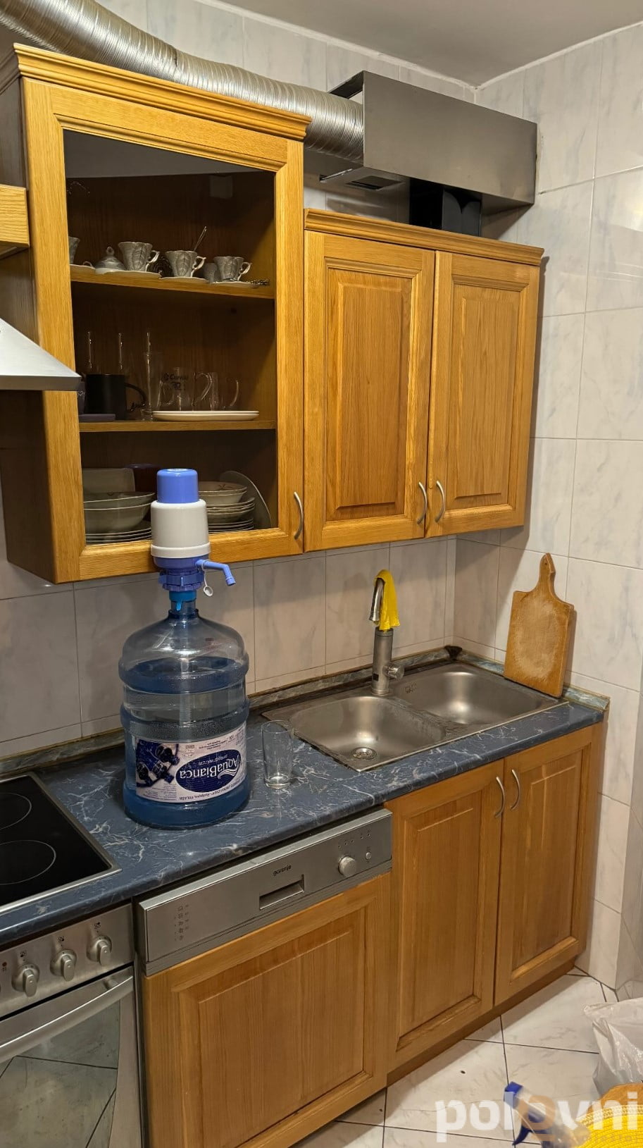 Kompletna kuhinja sa aparatima