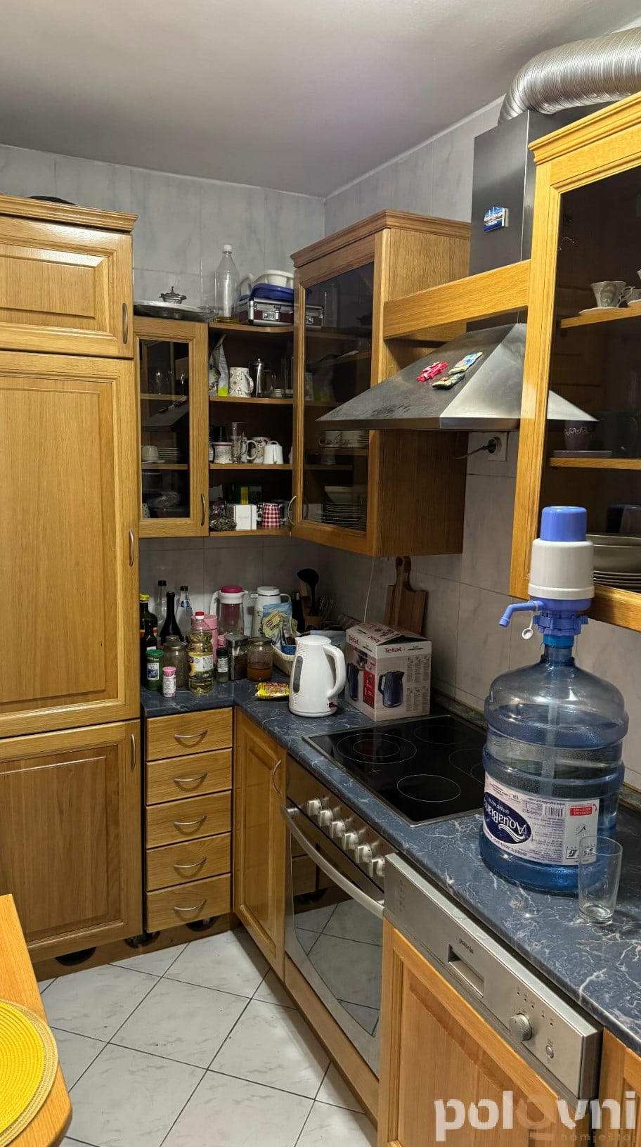 Kompletna kuhinja sa aparatima