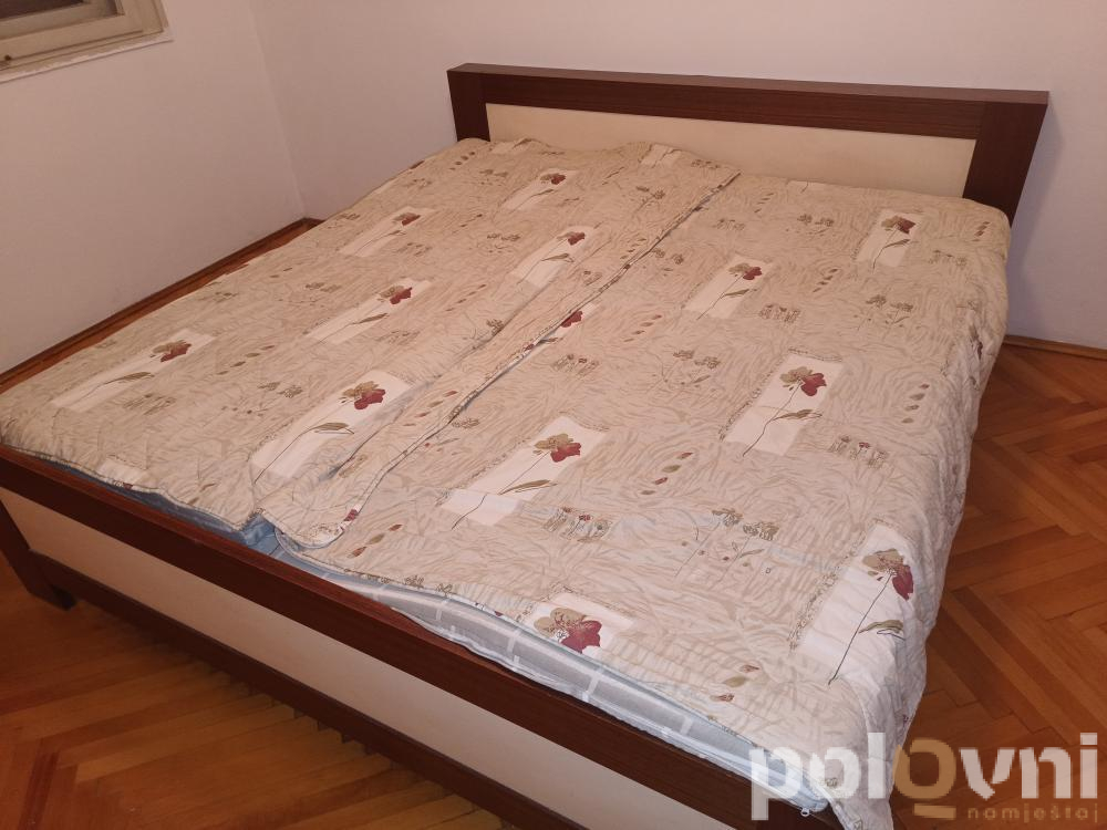 Bračni krevet, sto trpezarijski