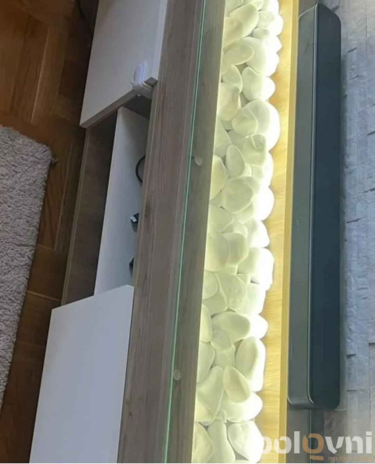 Nova komoda sa LED svetlima