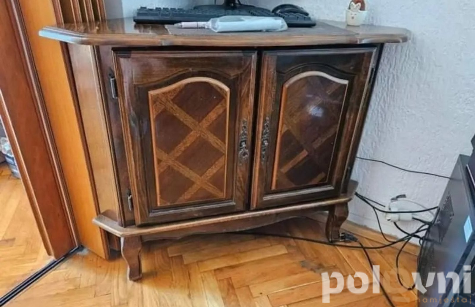 Sto, vitrina, komoda