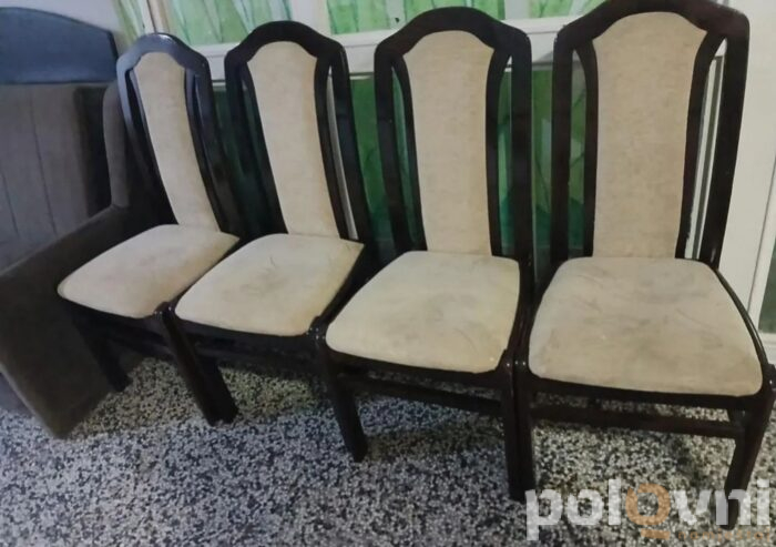 Stolice puno drvo