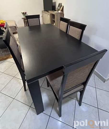 Komoda i trpezarijski sto sa stolicama