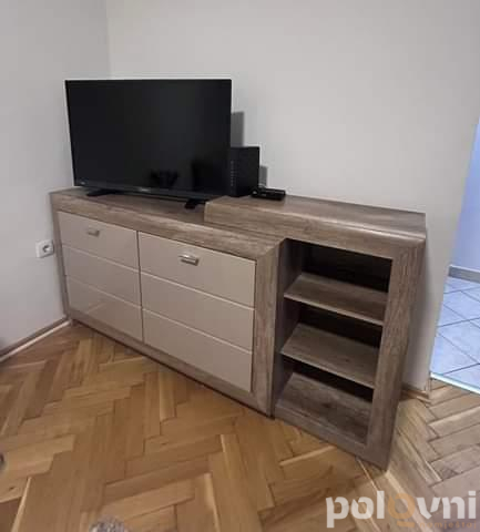 Komoda i trpezarijski sto sa stolicama