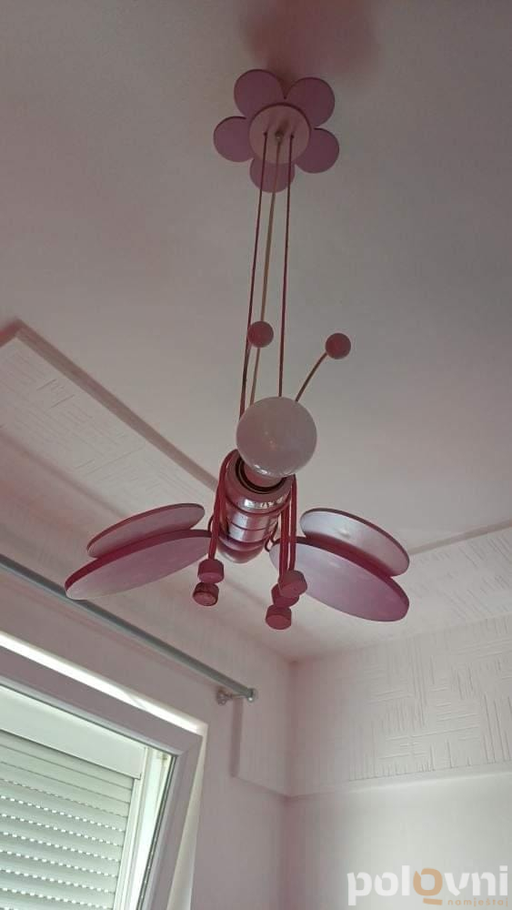 Krevet, luster,radni sto i tepih