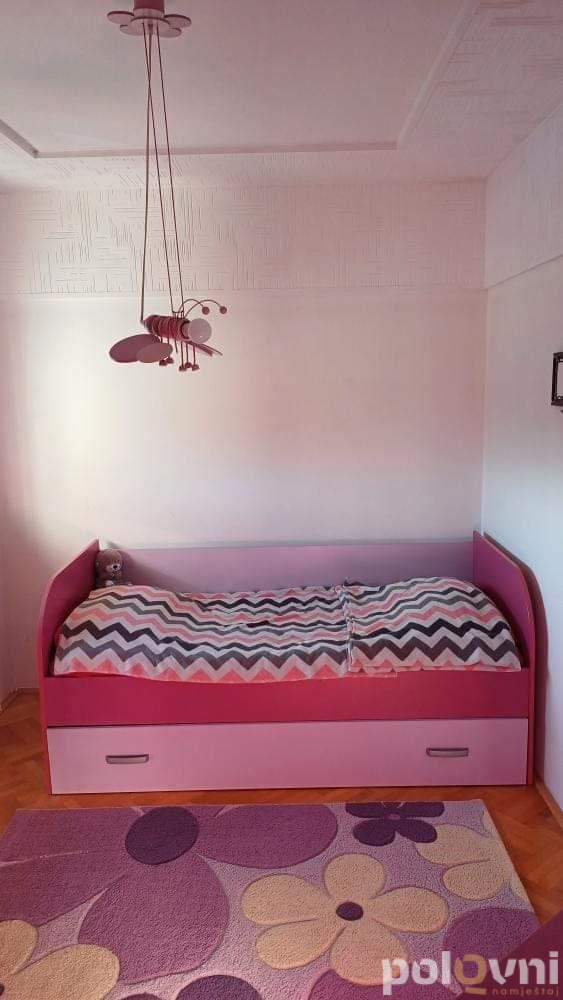 Krevet, luster,radni sto i tepih