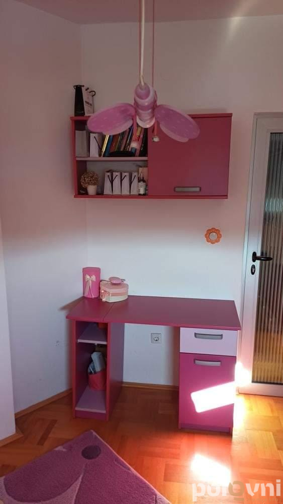 Krevet, luster,radni sto i tepih