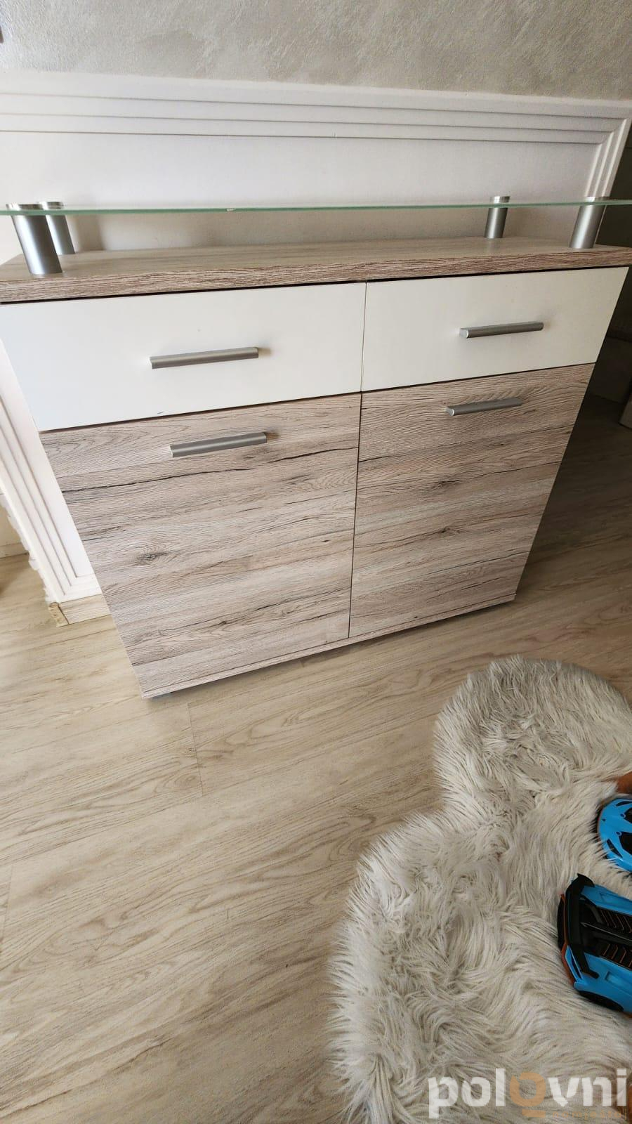 Krevet, cipelarnik, komoda i predsoblje