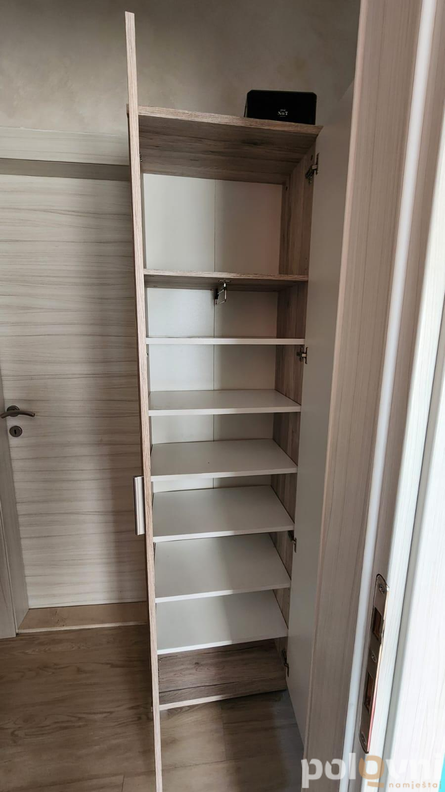 Krevet, cipelarnik, komoda i predsoblje