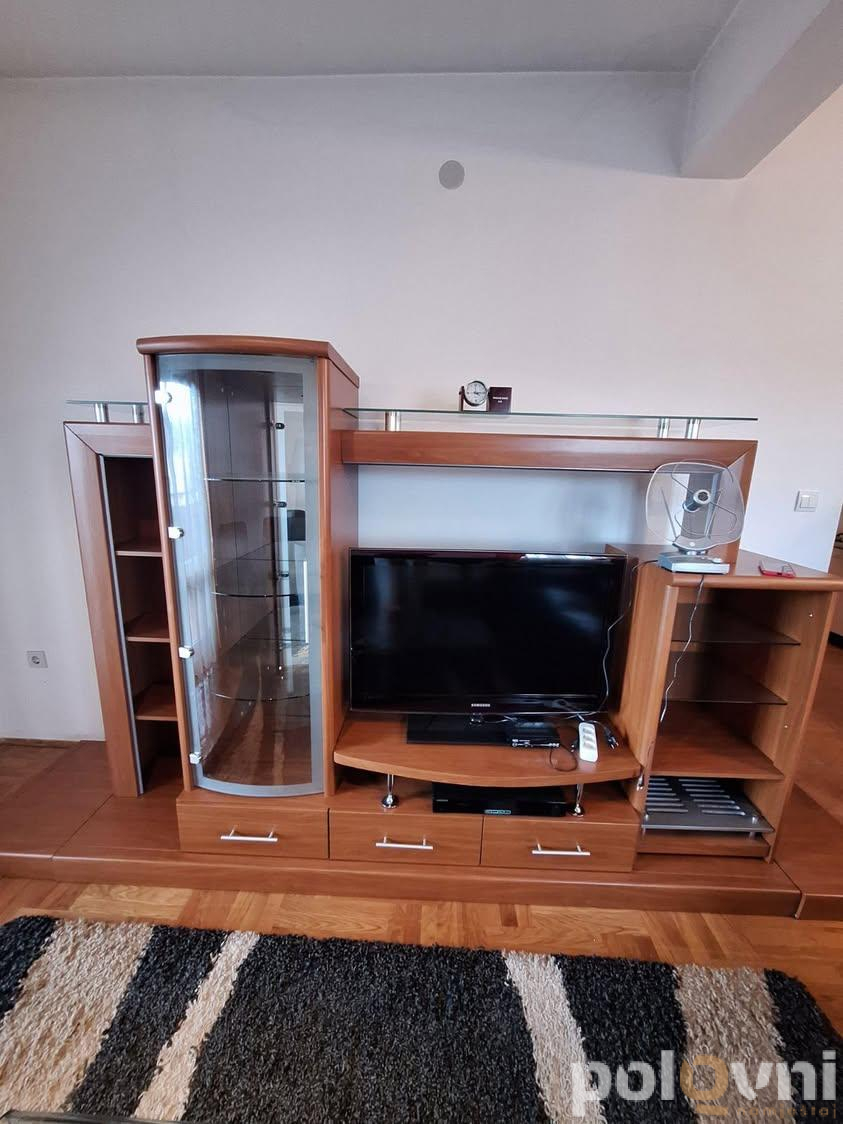 Trpezarijski sto, klub sto, TV komoda, Tepih