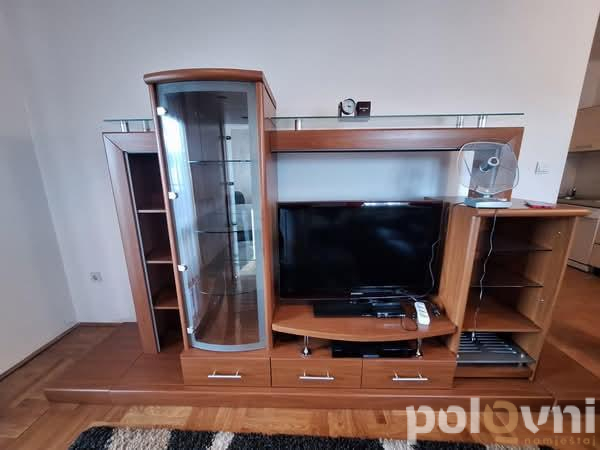 Tv komoda i tepih
