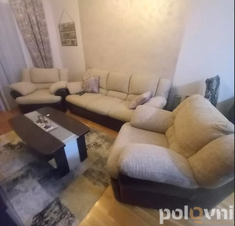 Dnevni boravak i kuhinjski elementi