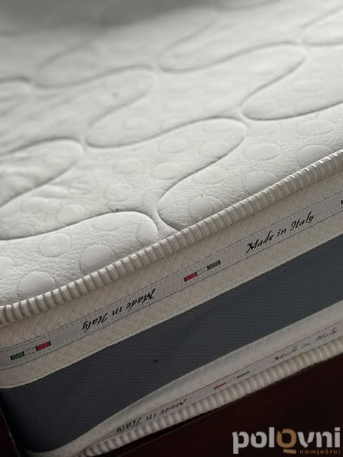 Dva trosjeda i dvije fotelje i dušek