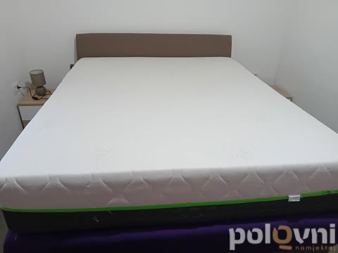 Kozmetički sto i dušek