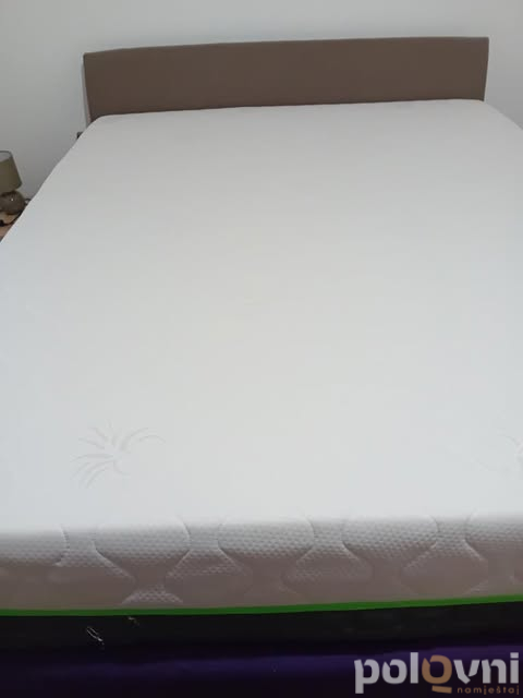 Kozmetički sto i dušek