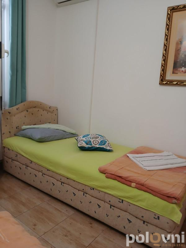 10 lezaja samaca sa kasetom, 6 ormara i 10 natkasni