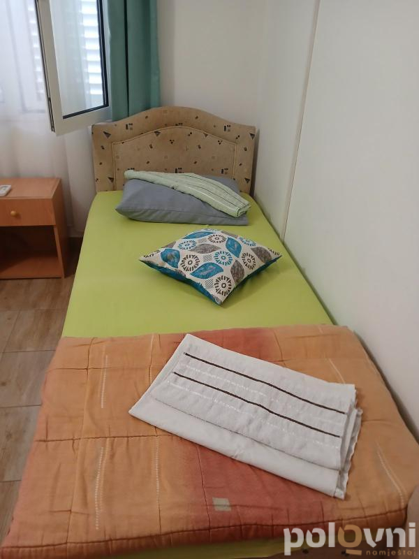 10 lezaja samaca sa kasetom, 6 ormara i 10 natkasni