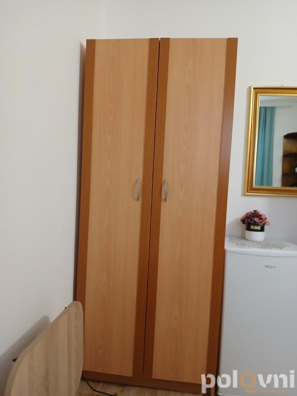 10 lezaja samaca sa kasetom, 6 ormara i 10 natkasni