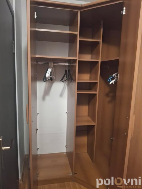 Ugaona garnitura i ugaoni plakar