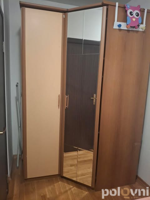 Ugaona garnitura i ugaoni plakar