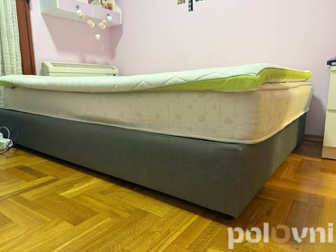 Krevet i 2 stola sa stolicama o fiokarom