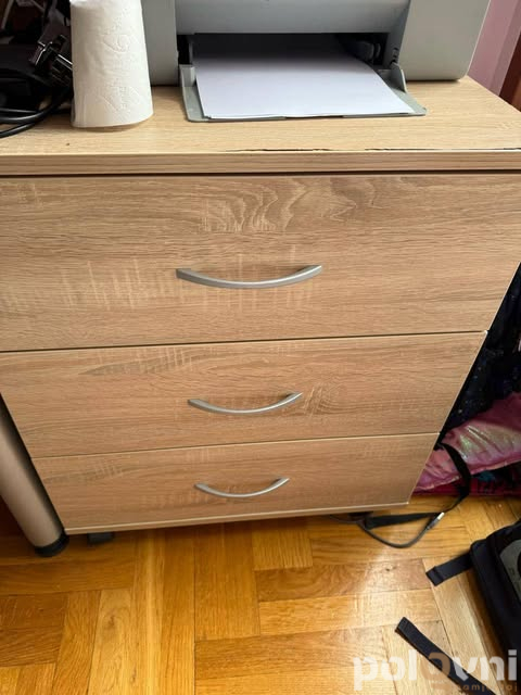 Krevet i 2 stola sa stolicama o fiokarom