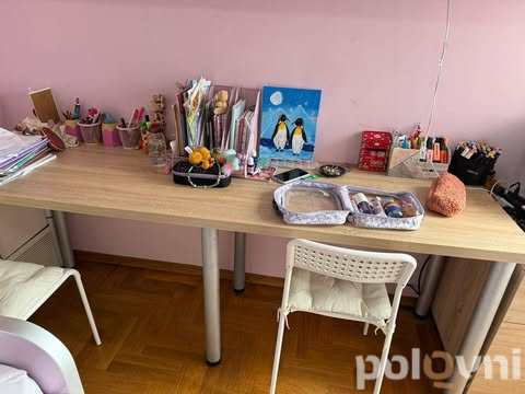 Krevet i 2 stola sa stolicama o fiokarom